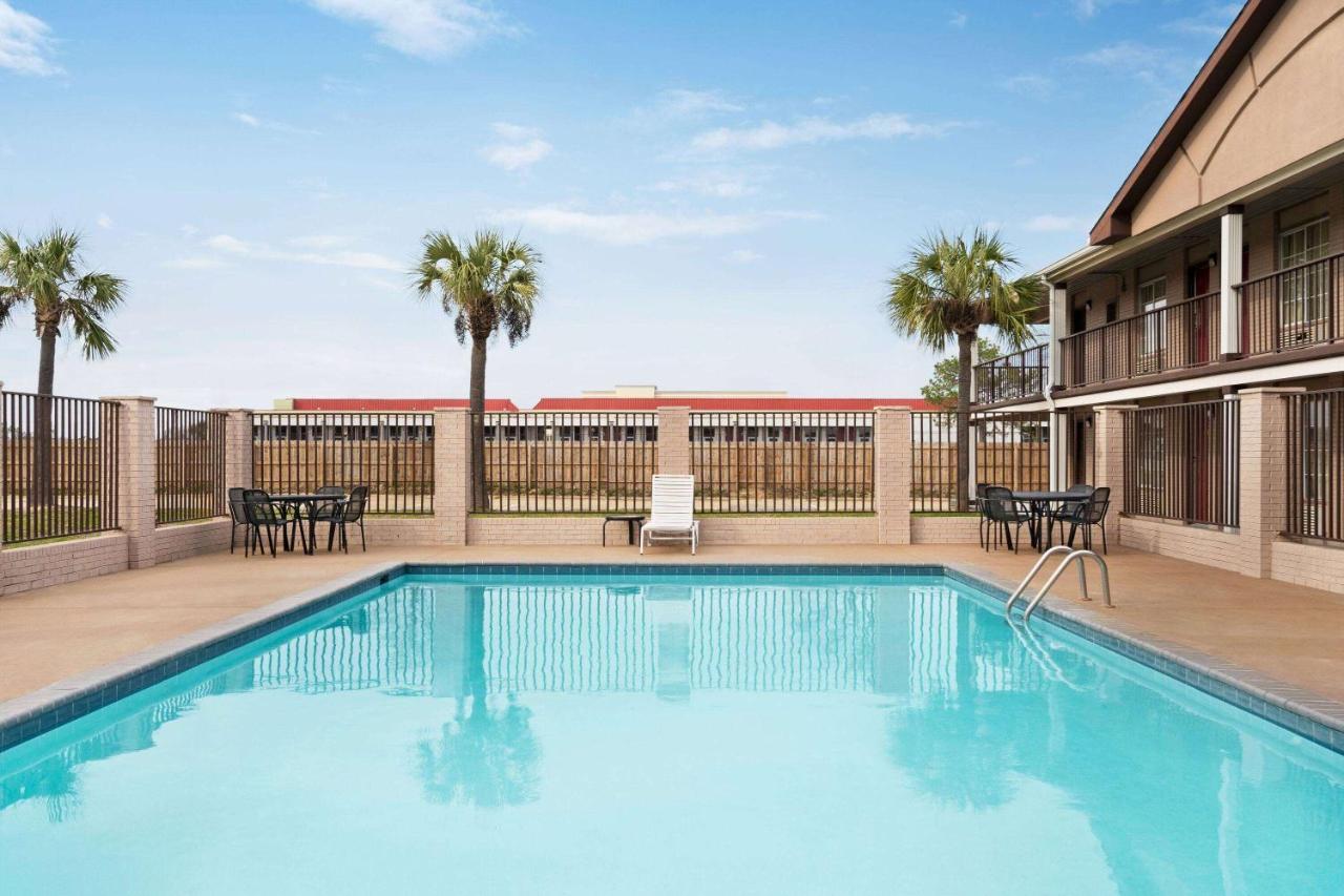 Super 8 By Wyndham Gulfport Biloxi Airport Motel Luaran gambar